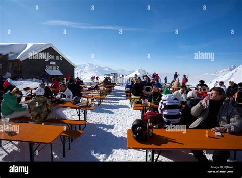 Restaurant in ski resort hi-res stock photography and images - Alamy