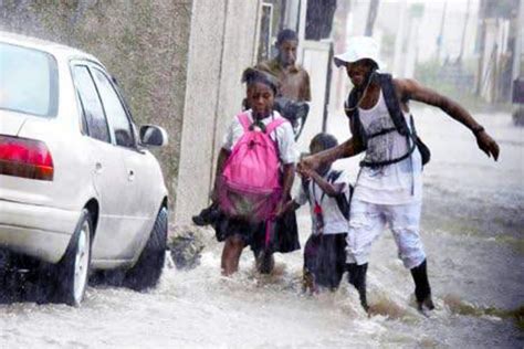 Jamaica: Heavy rains cause chaos and flooding on Kingston roads - Stabroek News