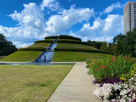 Scenic parks in Houston perfect for picnics and relaxing