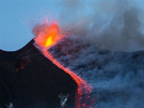 Italy's Etna Volcano Throws Lava Bombs in Its First Big Eruption of 2017 | WIRED