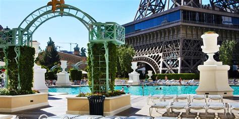 Pool at the Paris | Las vegas pool, Paris las vegas, Paris hotel las vegas