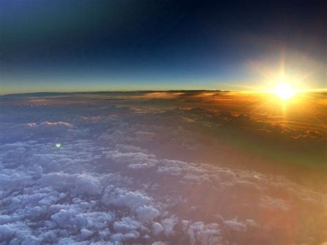 Sunrise from 39,000 ft this morning... Looked like we were in low Earth orbit! : r/pics