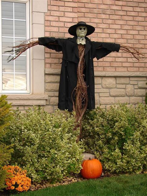 outdoor-halloween-decor-with-scary-scarecrow-man