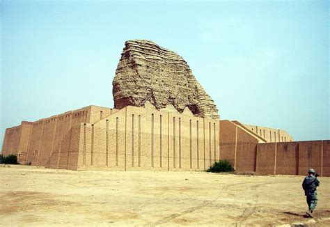 La ziggurat de Dur-Kurigalzu (Aqar Quf) après restauration, à environ ...