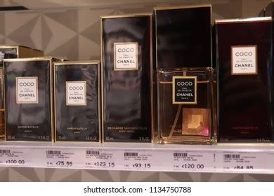 37 Chanel perfume samples Images, Stock Photos & Vectors | Shutterstock