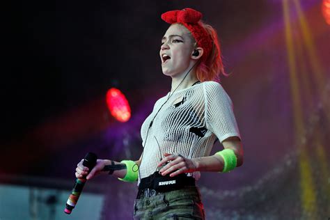 Musikerin Grimes: Stromschläge auf der Bühne