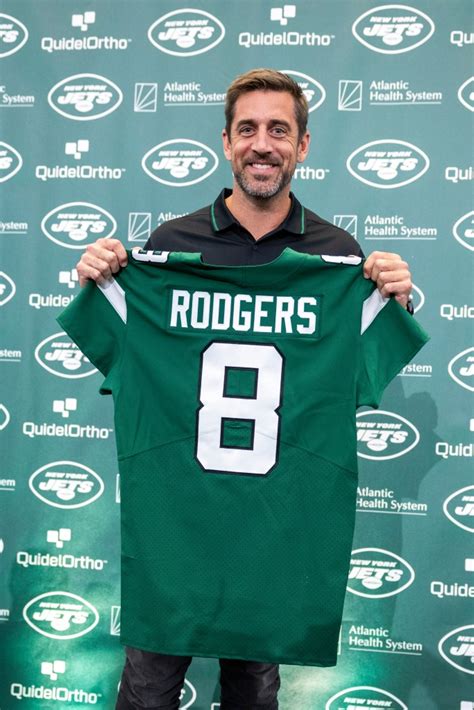 Aaron Rodgers throws first pass in Jets gear: video