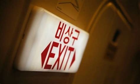 Airplane Emergency Evacuation: Procedures and Tips - aviationfile