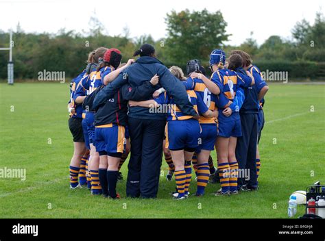 Women rugby players group huddle hi-res stock photography and images ...