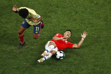 Alexis Sanchez picks up ankle injury on international duty