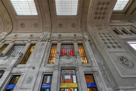 Milan, Italy - March 17, 2018 - Beautiful interior of the Milan Central Railway Station 16193351 ...