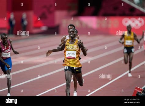 Joshua Cheptegei winning the 2020 Tokyo Olympics in the 5000m final ...