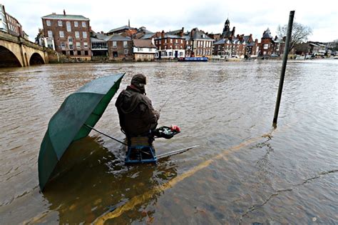 River Thames in ' danger' of flooding, warns Environment Agency ...