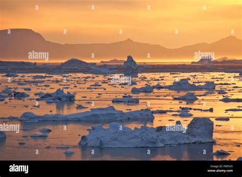 Midnight Sun and icebergs in Disko Bay, Ilulissat, West Greenland Stock ...