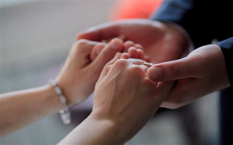 Couple Holding Hands At Wedding : Wallpapers13.com