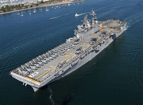 File:Amphibious assault ship USS Makin Island (LHD 8) (cropped).jpg - Wikimedia Commons