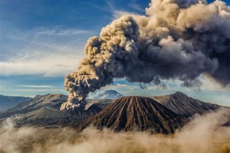 Volcano eruption in Russia forces authorities to issue a red alert ...