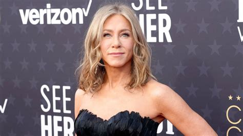 Jennifer Aniston shows off new choppy tousled bob in figure-hugging ...