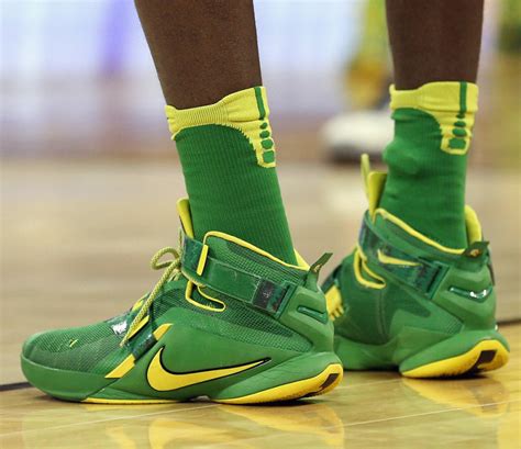 Kicks On Court | The Oregon Ducks' Nike PEs For March Madness | Nice Kicks