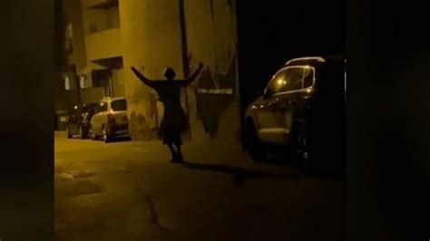 Bikin Merinding, Viral Video Sosok 'Serbian Dancing Lady' yang Tiba-tiba Menari di Jalanan ...