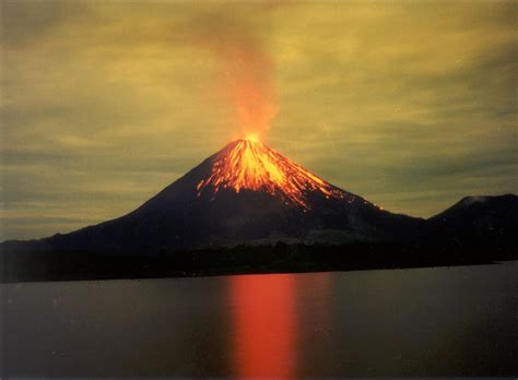 Spectacular Images of Turrialba Volcano Eruption