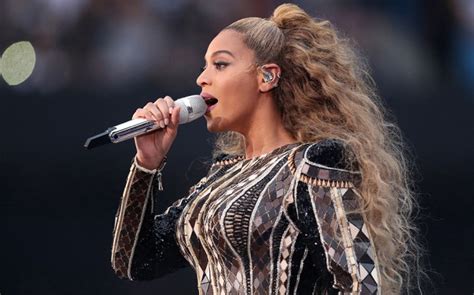 Beyoncé Has Stage Malfunction, Climbs Down Ladder in Spike Heels ...