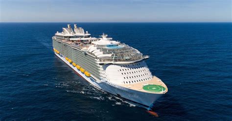 World's largest cruise ship Royal Caribbean Symphony of Seas at Port ...