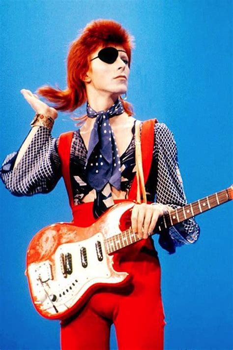 David Bowie Muy chevere por resurgir en el 72 en la era del glam rock con su tema andrógino ...