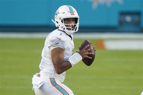 Big plays help Dolphins beat Rams 28-17 in Tua's 1st start