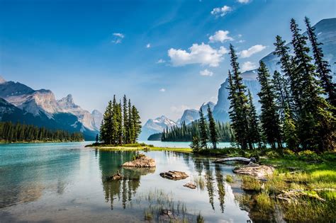 Maligne Valley Sightseeing and Boat Cruise Jasper Alberta