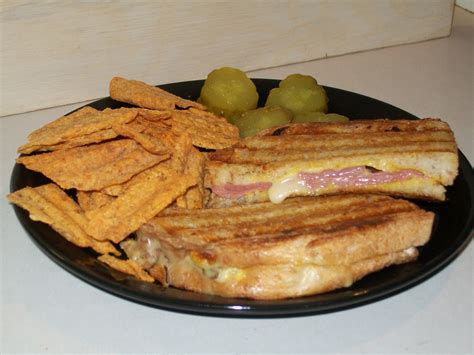 Home Life Ideas Recipes: Bologna and Cheese Panini