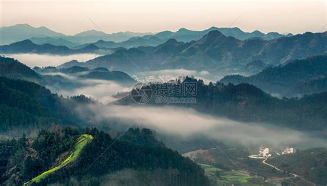 晨雾缭绕的群山与小村庄高清图片下载-正版图片500692636-摄图网