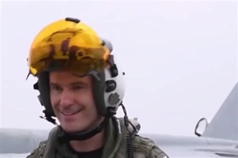 This fighter jet pilot was away for months, he freaks out when he sees ...