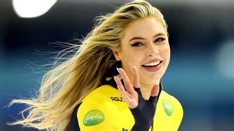 World Champion Speed Skater Jutta Leerdam's Warmup Goes Viral