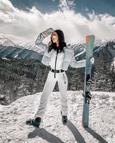 33 Cutest Ski Outfits To Look Stylish On The Slopes This Winter - Hello ...