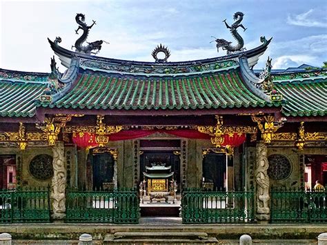 Chinese Temples in Singapore: Where to see Buddha statues, beautiful pagodas and Oriental ...