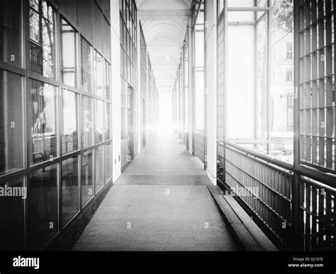 Sidewalk between two buildings hi-res stock photography and images - Alamy