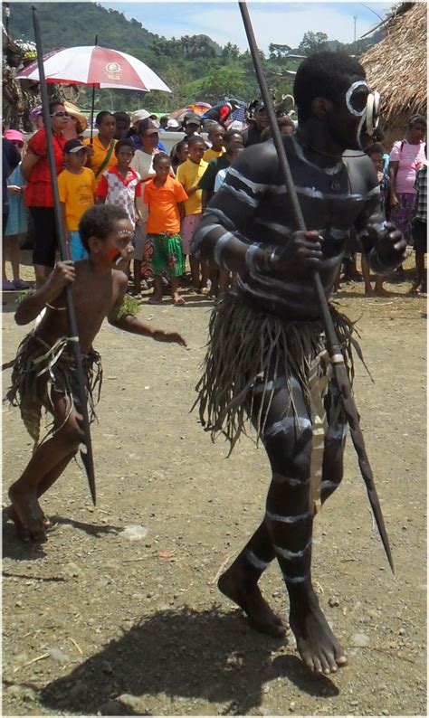 Pacific Dawn to Papua New Guinea: Alotau - Canoe and Kundu Festival