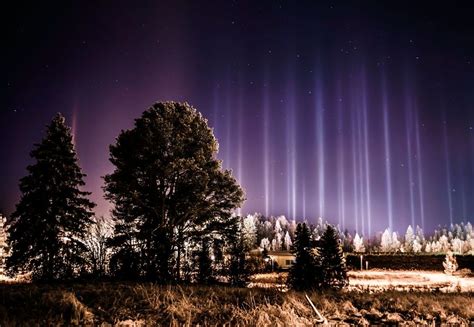 Asombrosos pilares de luz captados en Ontario, Canadá | Bored Panda