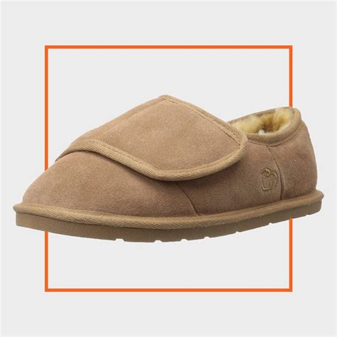 Best Diabetic Slippers for Men, According to Podiatrists | The Healthy