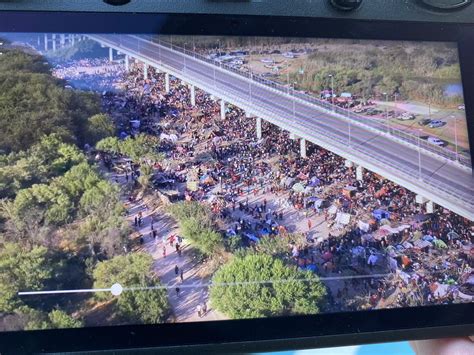 Bill Melugin on Twitter: "BREAKING: Our @FoxNews drone is back over the international bridge in ...