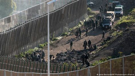 Thousands of migrants storm fence at Morocco-Spain border – DW – 06/24/2022