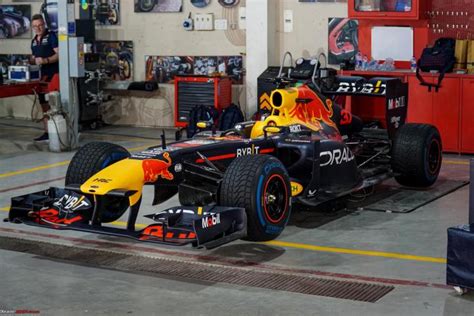 A close look at the RB7 F1 car from Red Bull's show-run in Mumbai ...