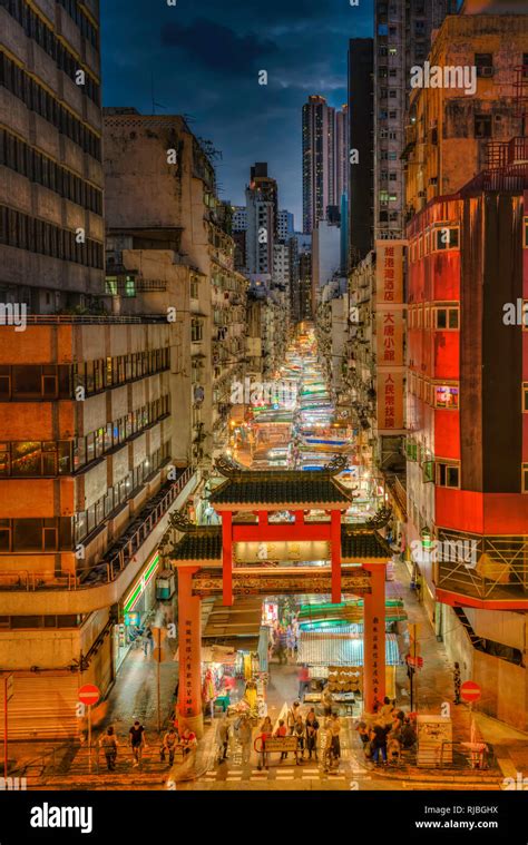 The Temple Street market illuminated at night in Kowloon, Hong Kong ...