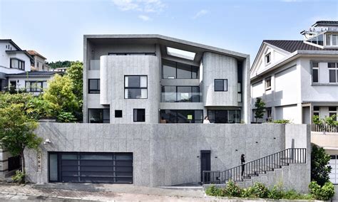 A Serpentine Wall in This Taiwanese Home Divides Public and Private Space - Dwell