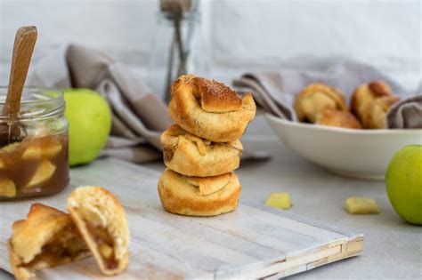 Easy Apple Pie Bites- Full of Cinnamon & Deliciousness