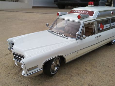 Precision Miniatures - scale 1/18 - Cadillac ambulance - - Catawiki