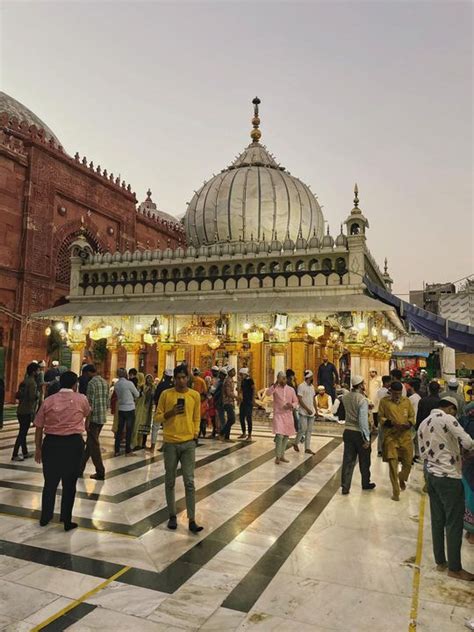 Hazrat Nizamuddin Auliya Dargah,New Delhi. - by Nikhil Jain