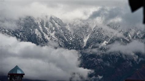 Gulmarg and Sonmarg receive season's first snowfall | In photos ...