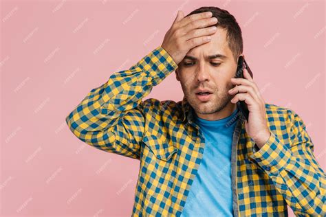 Hombre hablando por teléfono y recibiendo malas noticias | Foto Gratis